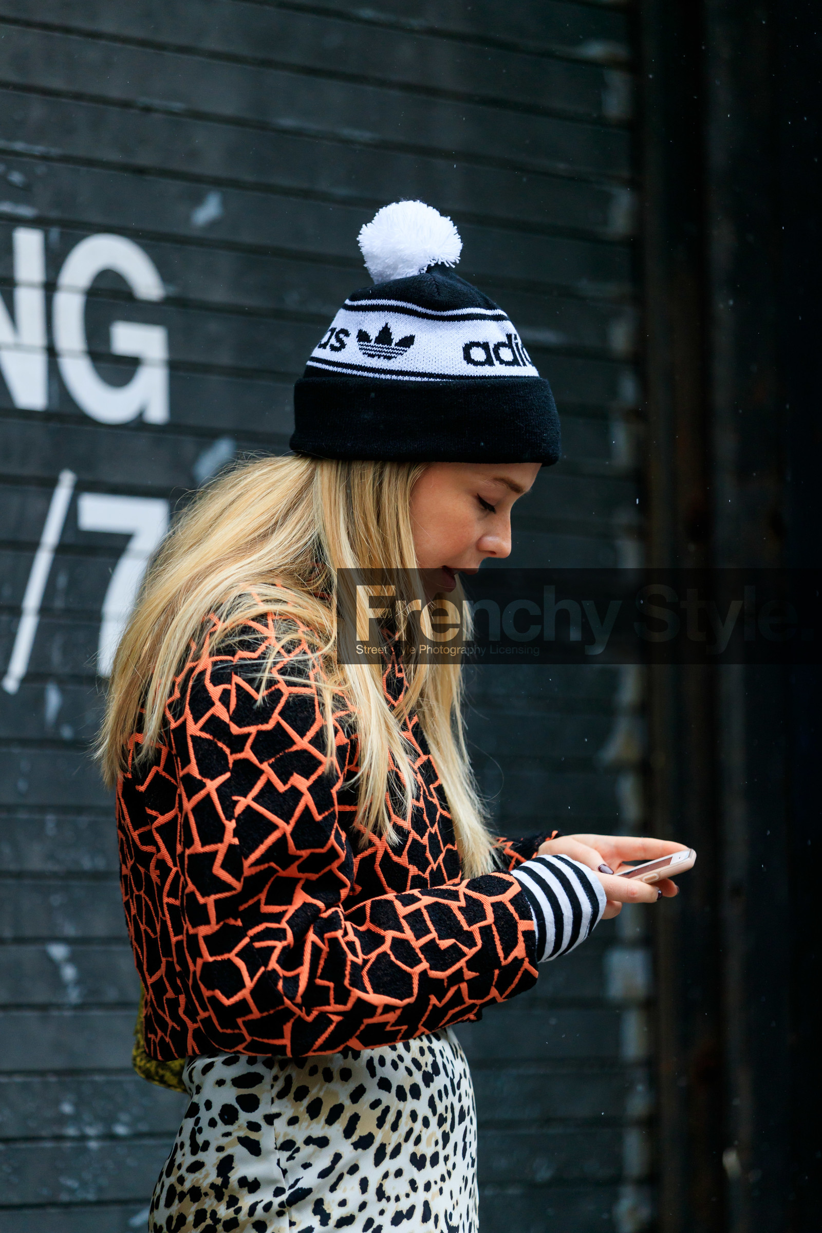 adidas, beige skirt, black beanie, chloe king, graphic skirt, graphic sweater, leather bag, leopard, orange sweater, printed skirt, printed sweater, proenza schouler, street style, jonathan paciullo, frenchystyle, NYFW, NEW YORK, AUTUMN WINTER 2019-2020, AW 19-20, FALL WINTER 2019-2020, FW 19-20, fashion week, FW, vertical, atmosphere details, detail