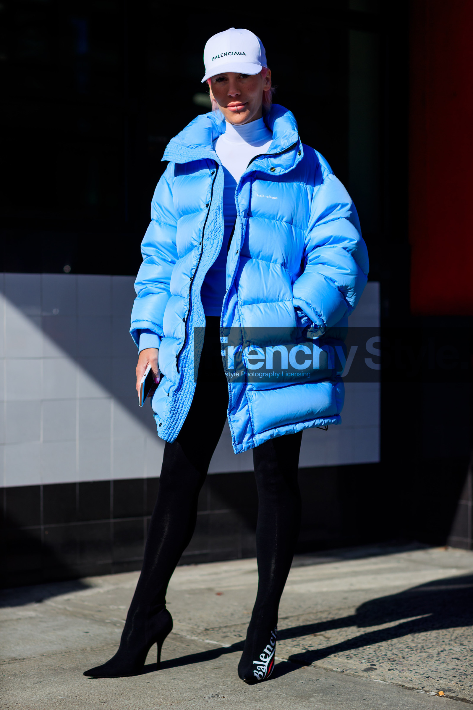 balenciaga, black leggings, black shoes, blue jacket, down jacket, high heels, leather shoes, white cap, white top, street style, jonathan paciullo, FW, frenchystyle, fashion week, NYFW, NEW YORK, AUTUMN WINTER 2018-2019, AW 18-19, FALL WINTER 2018-2019, FW 18-19, vertical, full length