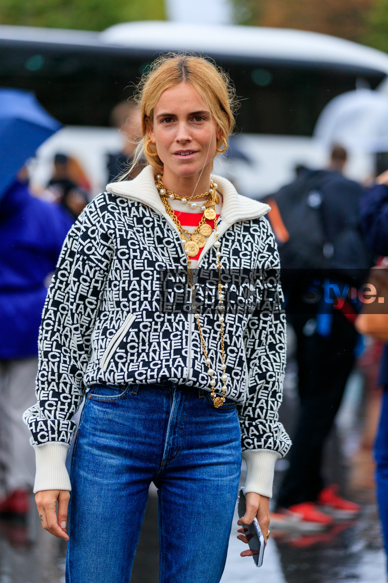 blanca miro scrimieri, chanel jacket, chanel necklace, black jacket, white jacket, monogrammed jacket, zipped jacket, golden necklace, pearl necklace, multi necklace, long necklace, charms necklace, blue jeans, PARIS, PFW, SPRING SUMMER 2020, SS 20, fashion week, frenchystyle, FW, jonathan paciullo, street style, vertical, atmosphere details, detail