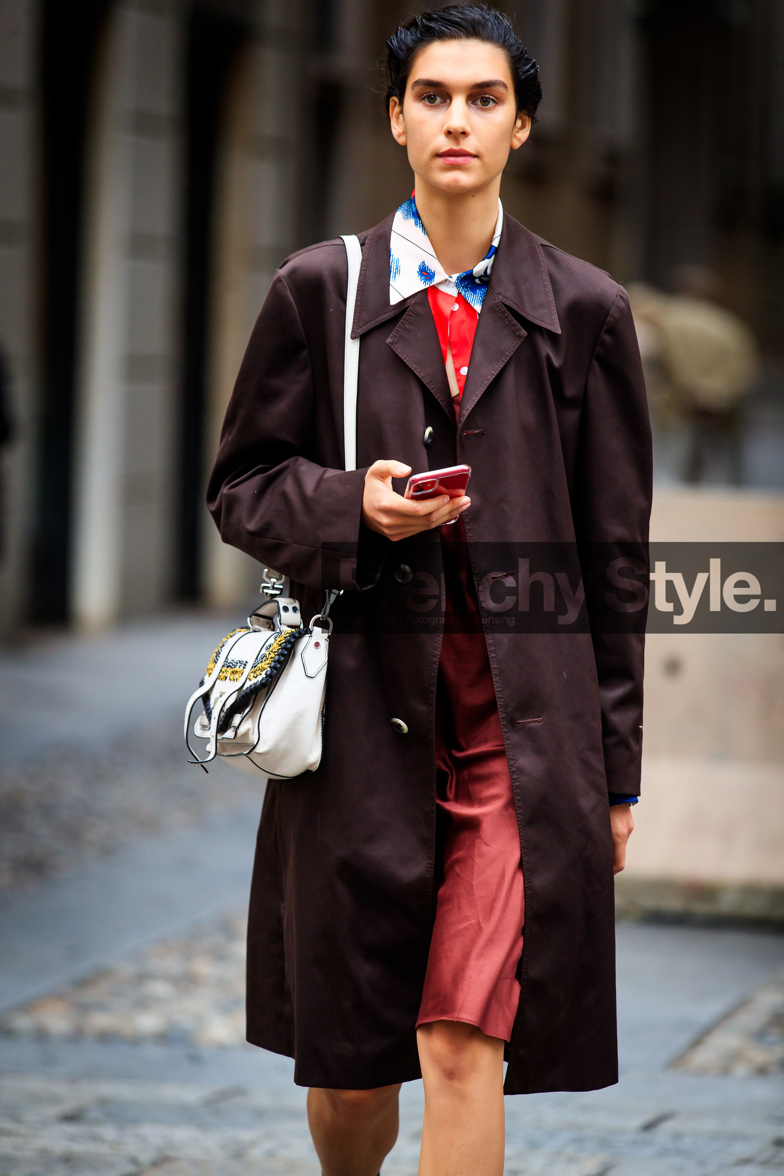 burgundy trenchcoat, shoulder bag, white leather bag, plaited bag, printed shirt, blue shirt, red shirt, street style, jonathan paciullo, FW, frenchystyle, fashion week, MFW, MILAN, SPRING SUMMER 2021, SS 21, vertical, detail, model