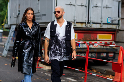 alice & j.s, atmosphere details, black bag, black jacket, black pants, blue denim, denim pants, detail, fashion week, frenchystyle, FW, graphic shirt, horizontal, jeans, jonathan paciullo, leather bag, leather coat, PARIS, PFW, printed shirt, sleeveless, SPRING SUMMER 2018, SS 18, street style, sunglasses, trench coat, trousers, white shirt, white sneakers