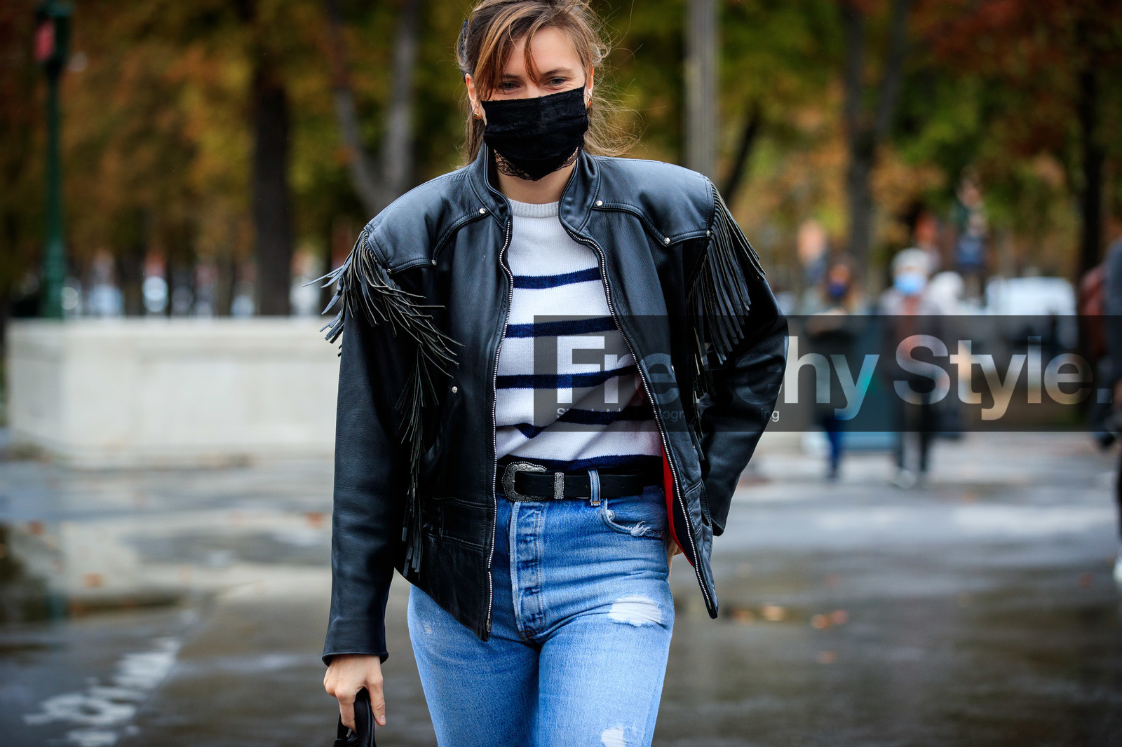 eugenie trochu, black leather bag, black leather coat, black leather jacket, fringe coat, fringe jacket, striped pullover, white pullover, navy blue pullover, blue jeans, denim, used jeans, black leather belt, cowboy belt, hand bag, knot details bag, covid face mask, PARIS, PFW, fashion week, frenchystyle, FW, jonathan paciullo, street style, SPRING SUMMER 2021, SS 21, horizontal, atmosphere details, detail