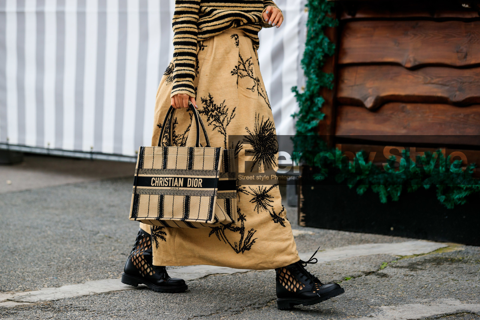 yuyu zhangzou, beige skirt, beige pullover, beige bag, long skirt, striped pullover, black skirt, black pullover, black bag, striped bag, floral printed skirt, dior bag, dior pullover, dior skirt, dior total look, shopping bag, hand bag, black leather boots, openwork boots, fishnet shoes, flat boots, laced boots, legs detail, bag detail, shoes detail, close up detail, fashion week, frenchystyle, FW, jonathan paciullo, street style, PFW, PARIS, AUTUMN WINTER 2020-2021, FALL WINTER 2020-2021, FW 20-21, horizontal, detail, atmosphere details