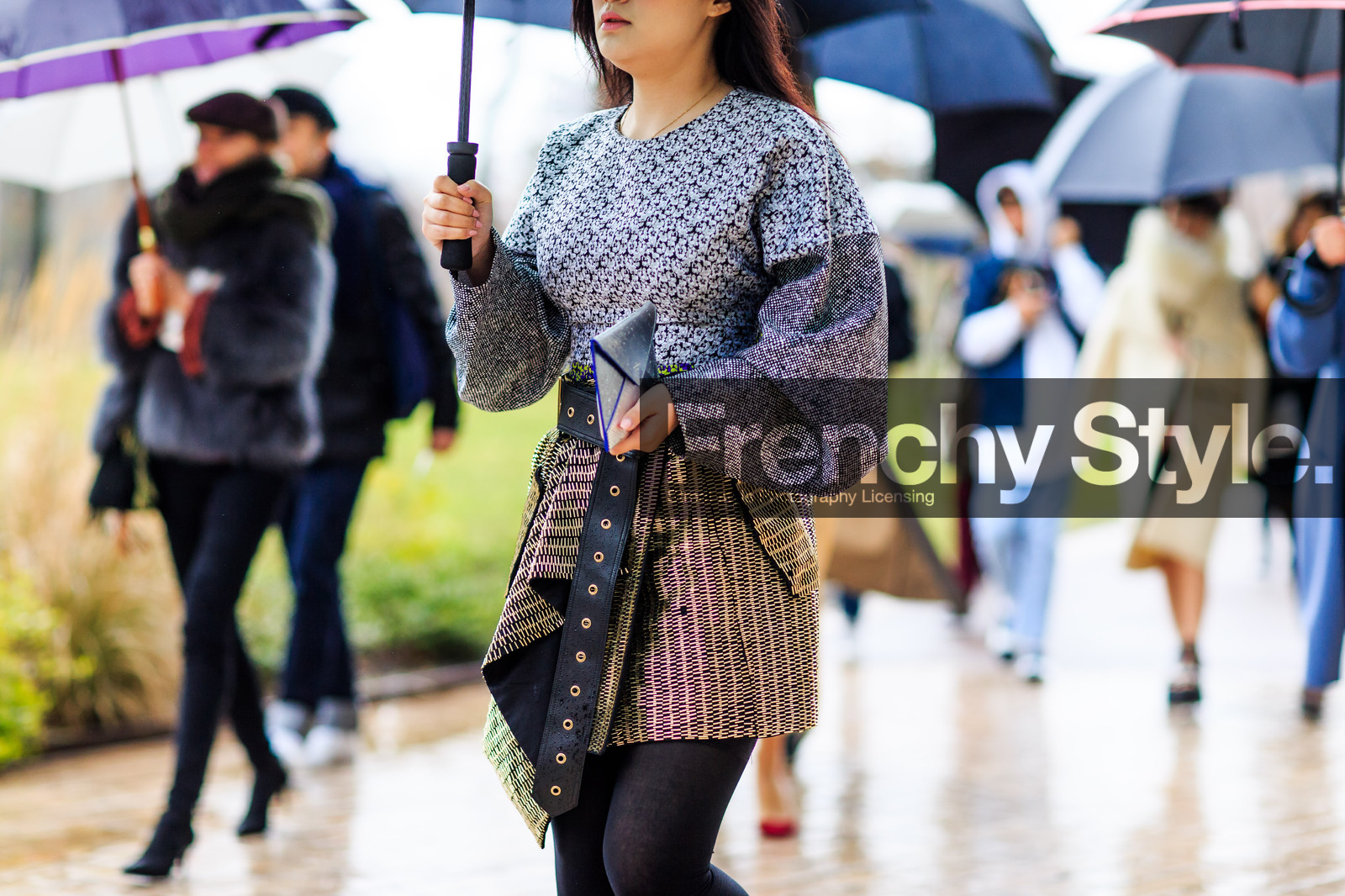 atmosphere details, AUTUMN WINTER 2016-2017, AW 16-17, black belt, detail, FALL WINTER 2016-2017, fashion week, frenchystyle, FW, FW 16-17, horizontal, jonathan paciullo, leather belt, PARIS, PFW, street style, umbrella, wool dress