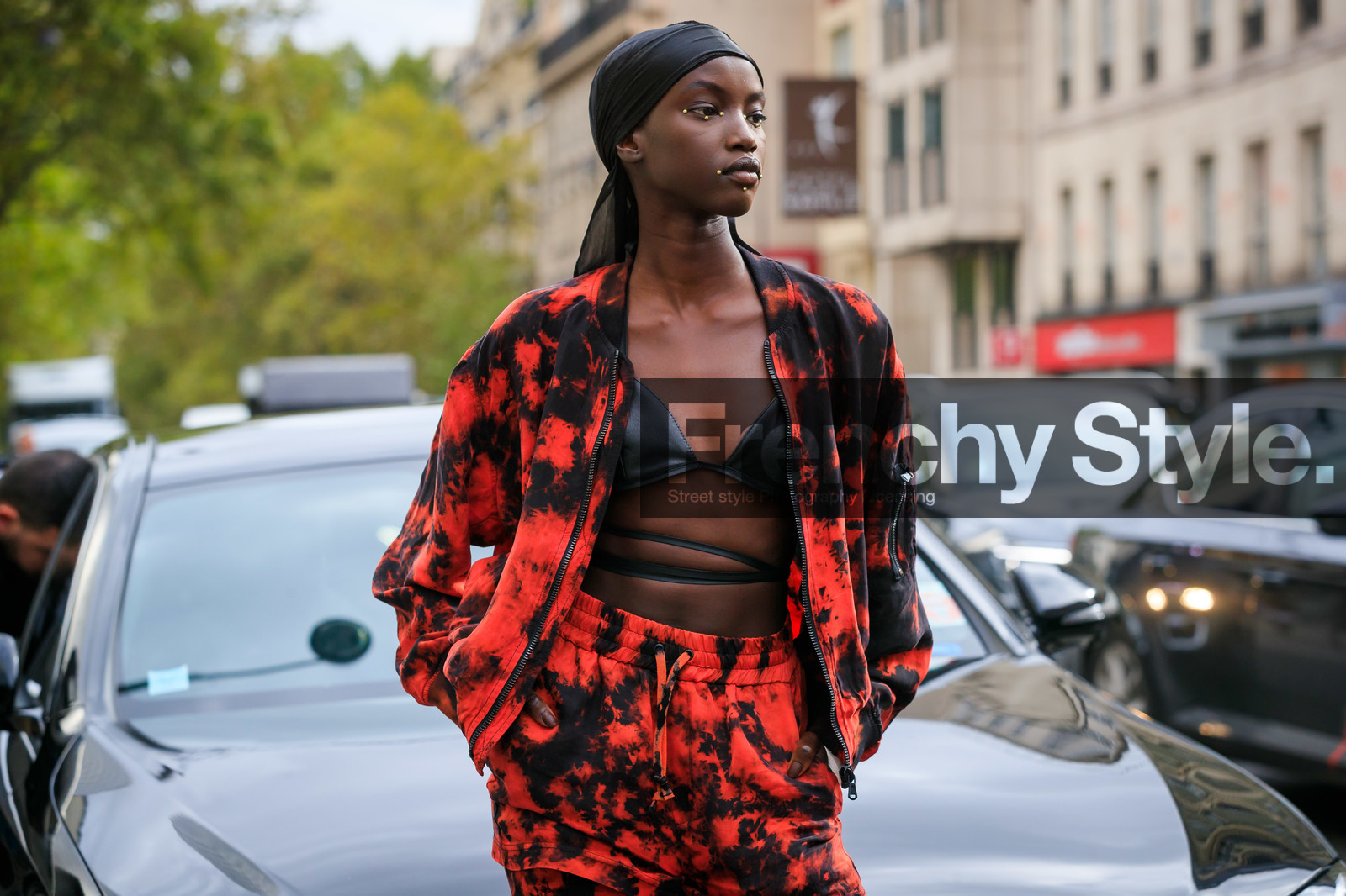 model, tie and dye jacket, tie and dye pants, tie and dye suit, red jacket, red bombers, red pants, jogging pants, black bra, hair scarf, black scarf, cropped top, make up, make up details, studs make up, strassed make up, close up detail, fashion week, frenchystyle, FW, jonathan paciullo, street style, SPRING SUMMER 2020, SS 20, PFW, PARIS, horizontal, atmosphere details, detail