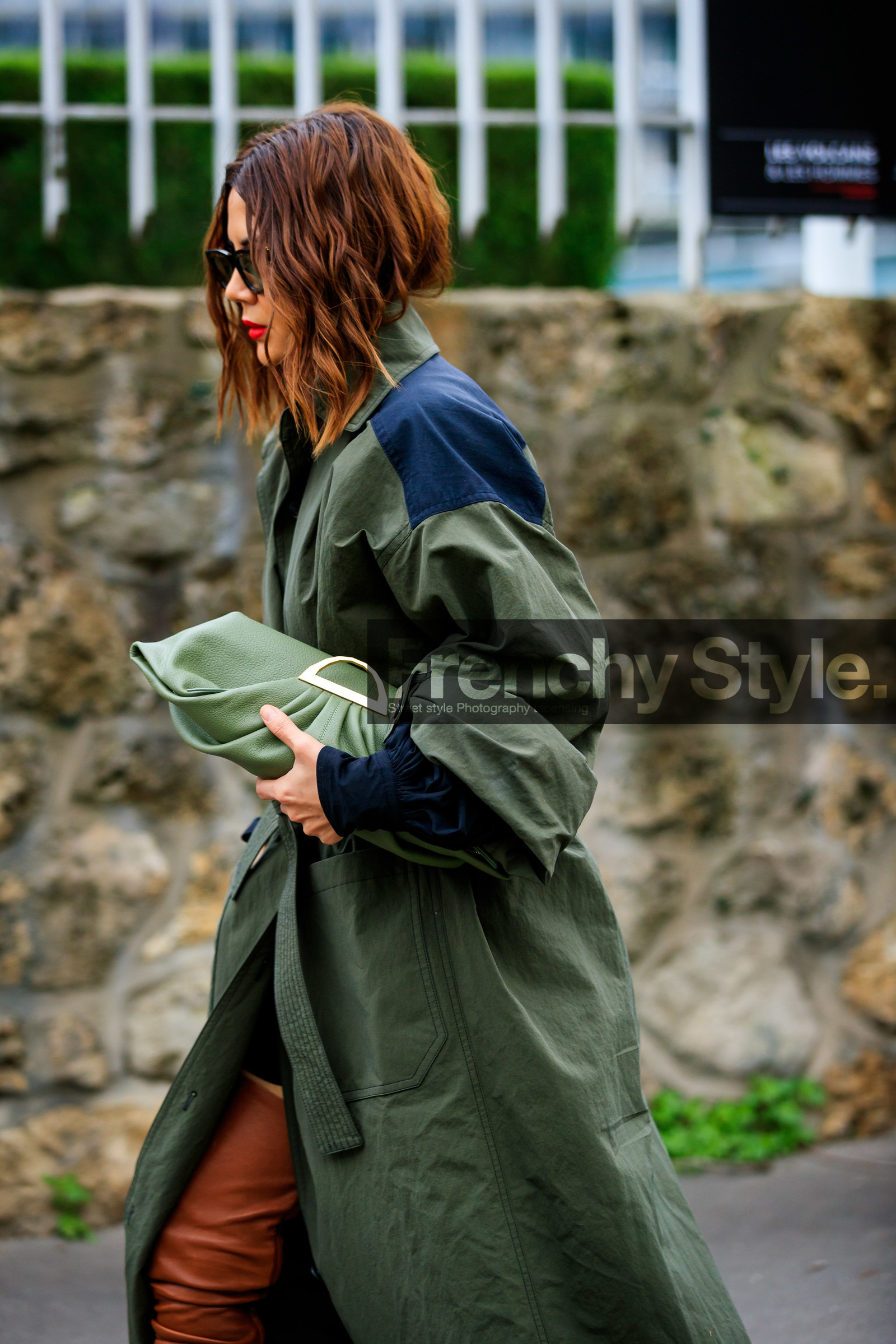 Christine Centenera, kaki trench coat, kaki leather clutch, green leather clutch, belted trench coat, black trench coat, bicolor trench coat, fashion week, frenchystyle, FW, jonathan paciullo, street style, PFW, PARIS, AUTUMN WINTER 2020-2021, FALL WINTER 2020-2021, FW 20-21, vertical, atmosphere details, detail