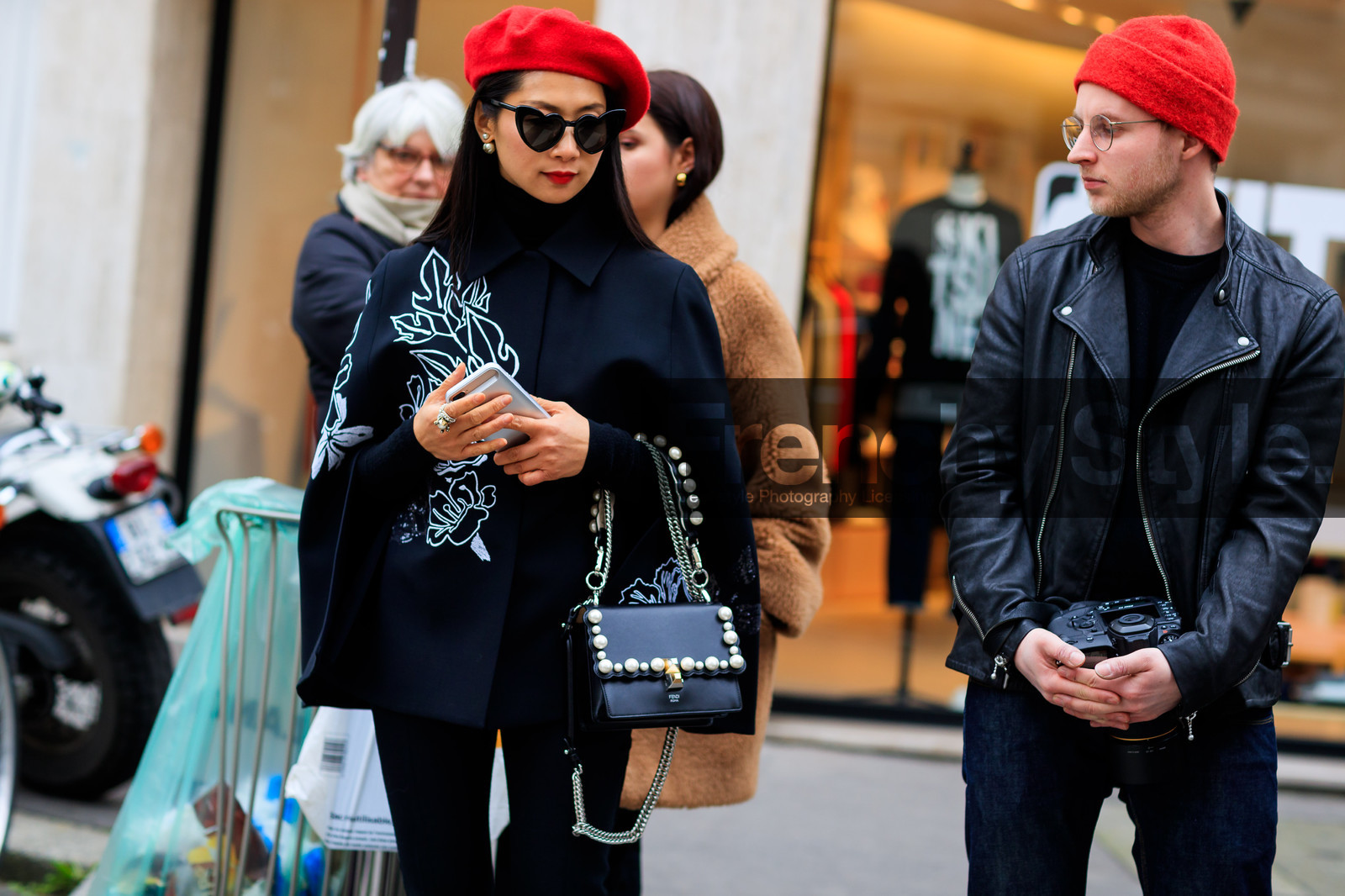 beret, black bag, black jacket, black perfecto, cape, graphic bag, leather bag, leather jacket, leather perfecto, pearls, printed bag, red hat, sunglasses, trousers, street style, jonathan paciullo, FW, frenchystyle, fashion week, PFW, PARIS, AUTUMN WINTER 2018-2019, FALL WINTER 2018-2019, FW 18-19, horizontal, atmosphere details