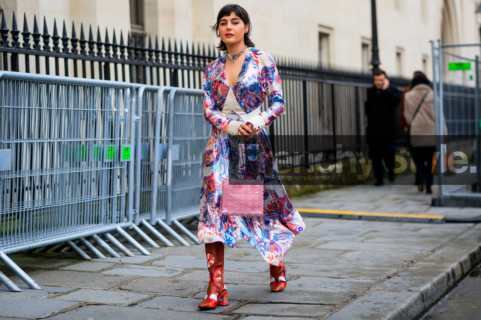 bernads, maria bernad, floral printed dress, silk dress, metalic dress, silver necklace, silvered necklace, big necklace, big chain necklace, animal shape necklace, white dress, multicolor dress, long dress, high boots, red leather boots, floral printed boots, kitten heels boots, paco rabanne dress, paco rabanne necklace, paco rabanne bag, pink bag, sequins bag, plastic bag, silvered chain strap bag, long sleeves dress, low necked dress, pink dress, paco rabanne boots, fashion week, frenchystyle, FW, jonathan paciullo, street style, PFW, PARIS, AUTUMN WINTER 2020-2021, FALL WINTER 2020-2021, FW 20-21, horizontal, full length, atmosphere details