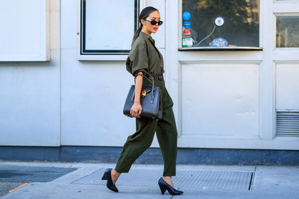 atmosphere details, black shoes, Chriselle Lim, fashion week, frenchystyle, full length, FW, green bag, green pants, green shirt, high heels, high waist, horizontal, jonathan paciullo, leather bag, leather shoes, NEW YORK, NYFW, SPRING SUMMER 2018, SS 18, street style, sunglasses, tone on tone, total look green, trousers