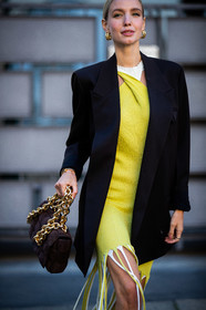 black jacket, yellow dress, light green dress, white dress, fringe dress, mid long dress, asymetrical dress, suede bag, plaited bag, big chain strap bag, golden chain strap bag, golden earrings, hoop earrings, chain earrings, bottega veneta bag, leonie hanne, street style, jonathan paciullo, FW, frenchystyle, fashion week, MFW, MILAN, SPRING SUMMER 2021, SS 21, vertical, detail