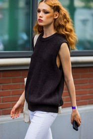 black knit, makeup detail, sleveless knit, smartphone, white denim, white jeans, fashion week, frenchystyle, FW, jonathan paciullo, street style, MFW, MILAN, SPRING SUMMER 2022, SS 22, vertical, atmosphere details, detail