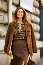 earth tones look, brown blazer, yellow print top, knitted top, brown skirt, midi skirt, birkin bag, kelly bag, close up, details, yellow globes, street style, jonathan paciullo, FW, frenchystyle, fashion week, AUTUMN WINTER 2022-2023, FALL WINTER 2022_2023, FW 22-23, PFW, PARIS, vertical, detail