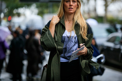 kaki trench coat, white t-shirt, printed t-shirt, grey t-shirt, fashion week, frenchystyle, FW, jonathan paciullo, street style, SPRING SUMMER 2020, SS 20, PFW, PARIS, horizontal, atmosphere details, detail