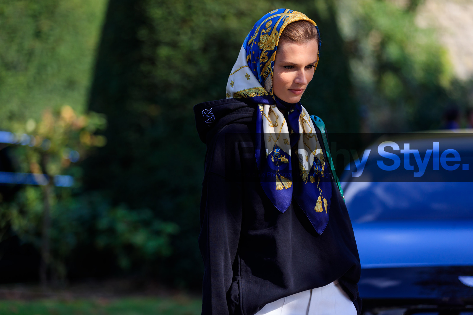 atmosphere details, black sweater, blue scarf, detail, fashion week, frenchystyle, FW, headscarf, hoodie, horizontal, jonathan paciullo, PARIS, PFW, SPRING SUMMER 2018, SS 18, street style, model