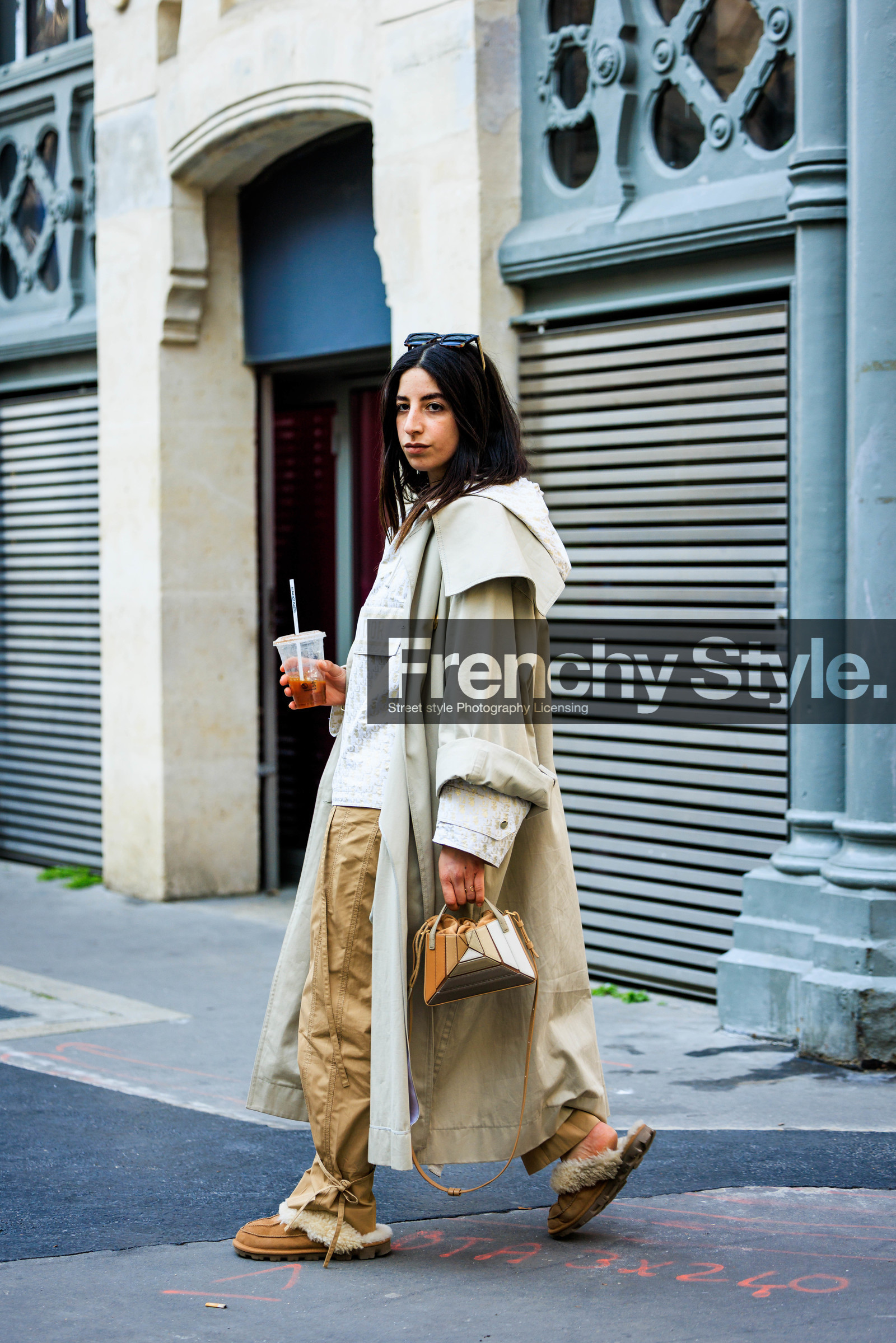 sporty look, black sunglasses, classic trench, ligh grey trench, dior hoodie, white hoodie, camel trousers, assymetric handbag, earth tones bag, multiple necklace, furry slippers, camel slippers, selma kaci sebbagh, street style, jonathan paciullo, FW, frenchystyle, fashion week, AUTUMN WINTER 2022-2023, FALL WINTER 2022_2023, FW 22-23, PFW, PARIS, full length, vertical