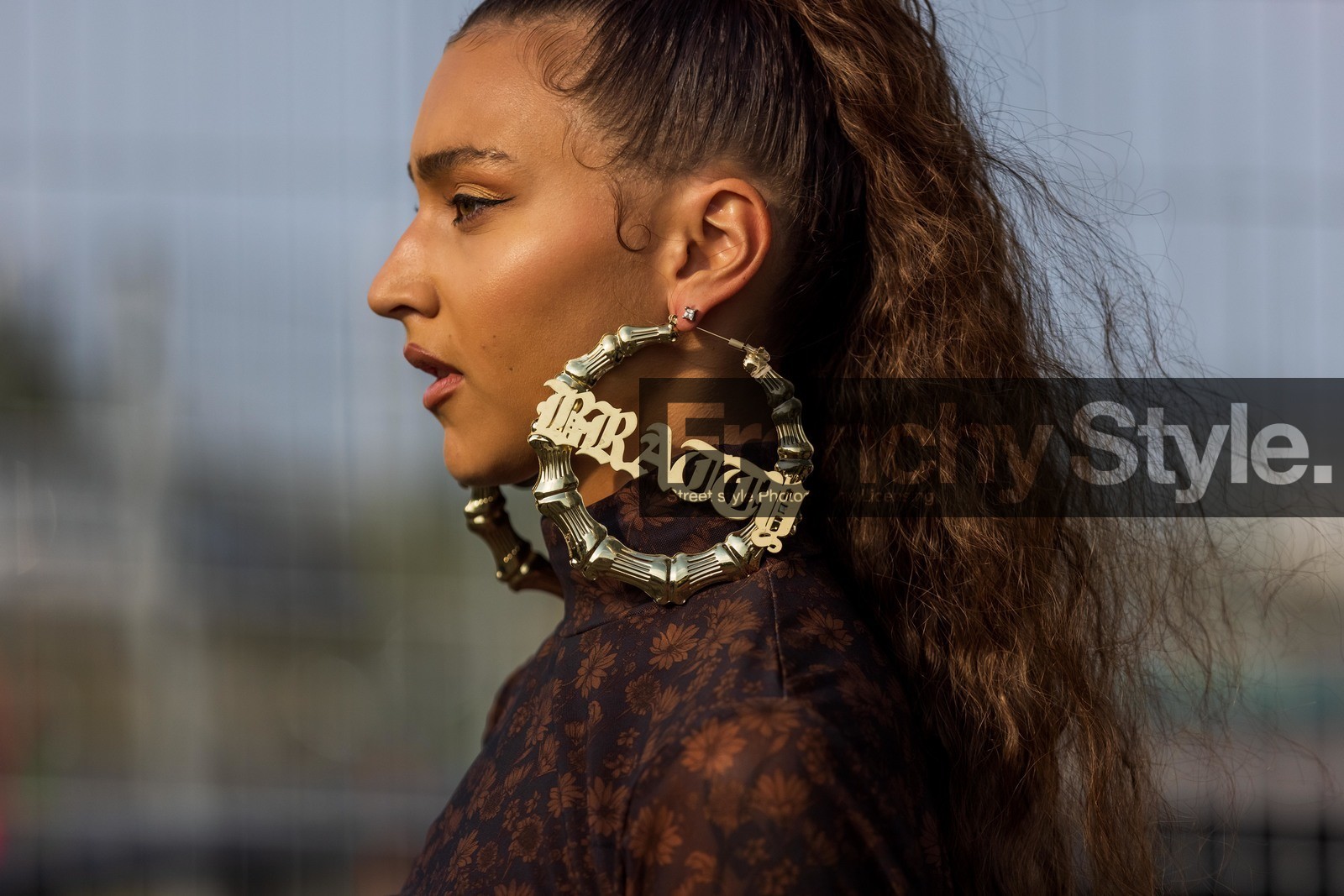 detail, brown top, brown turtleneck, earrings, floral print, flower, flower print, gold earrings, hair style, oversized earrings, print, printed turtleneck, statement earrings, tail, turtleneck, close up, fashion week, frenchystyle, FW, jonathan paciullo, street style, CPHFW, COPENHAGEN, SS 22, SPRING SUMMER 2022, atmosphere details, horizontal