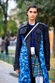 make up, make up details, hair details, navy blue trench coat, blue trench coat, blue skirt, blue pullover, tie and dye trenchcoat, checked skirt, plaid skirt, pleated skirt, mini skirt, kilt skirt, checked trench coat, jacquard pullover, geometrical printed pullover, black eyeliner, black eyeshadows, PARIS, PFW, fashion week, frenchystyle, FW, jonathan paciullo, street style, SPRING SUMMER 2021, SS 21, vertical, atmosphere details, detail, model