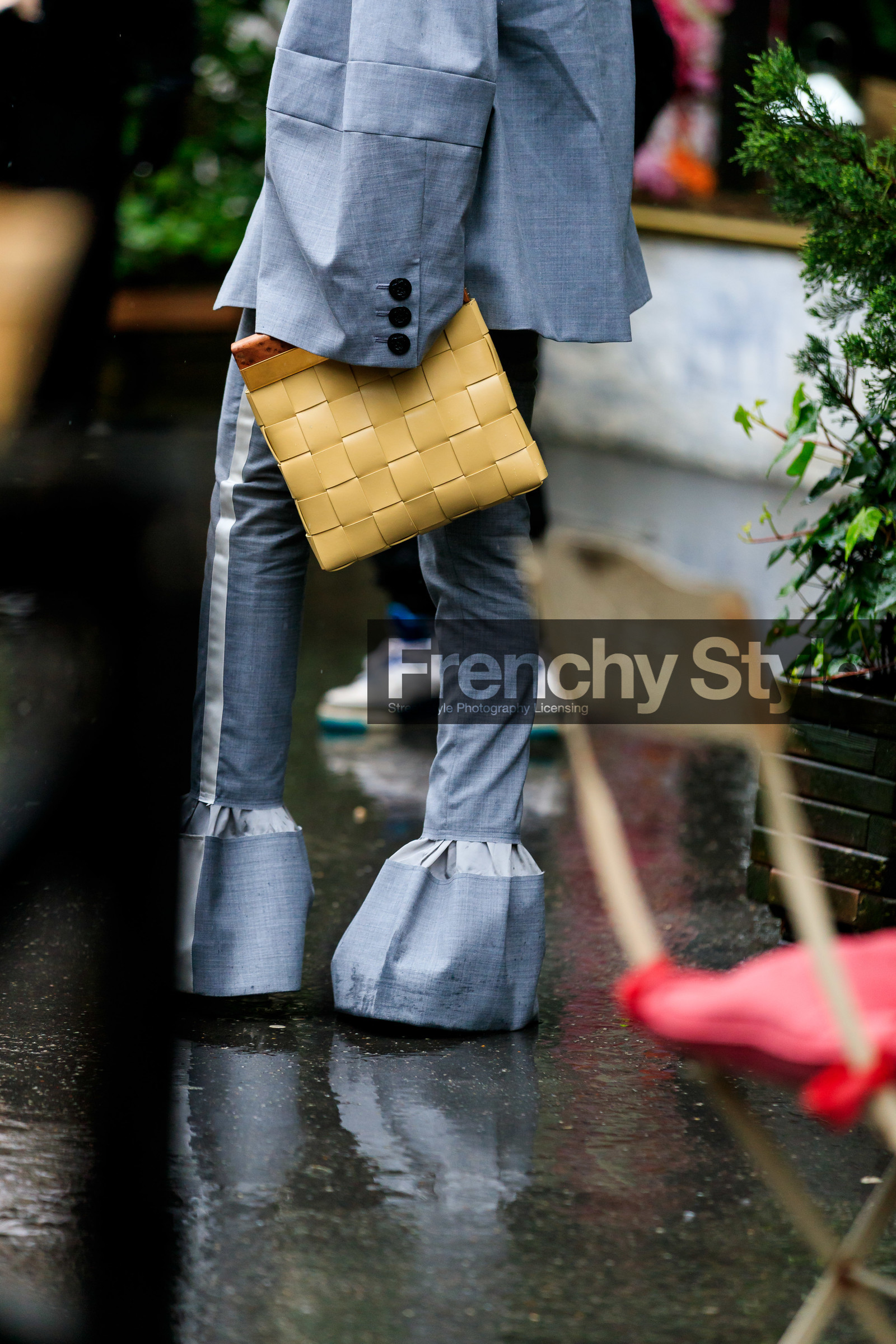 back details, bag detail, grey jacket, grey pants, flare pants, plaited clutch, light yellow leather clutch, bottega veneta bag, fashion week, frenchystyle, FW, jonathan paciullo, street style, PFW, PARIS, vertical, atmosphere details, detail
