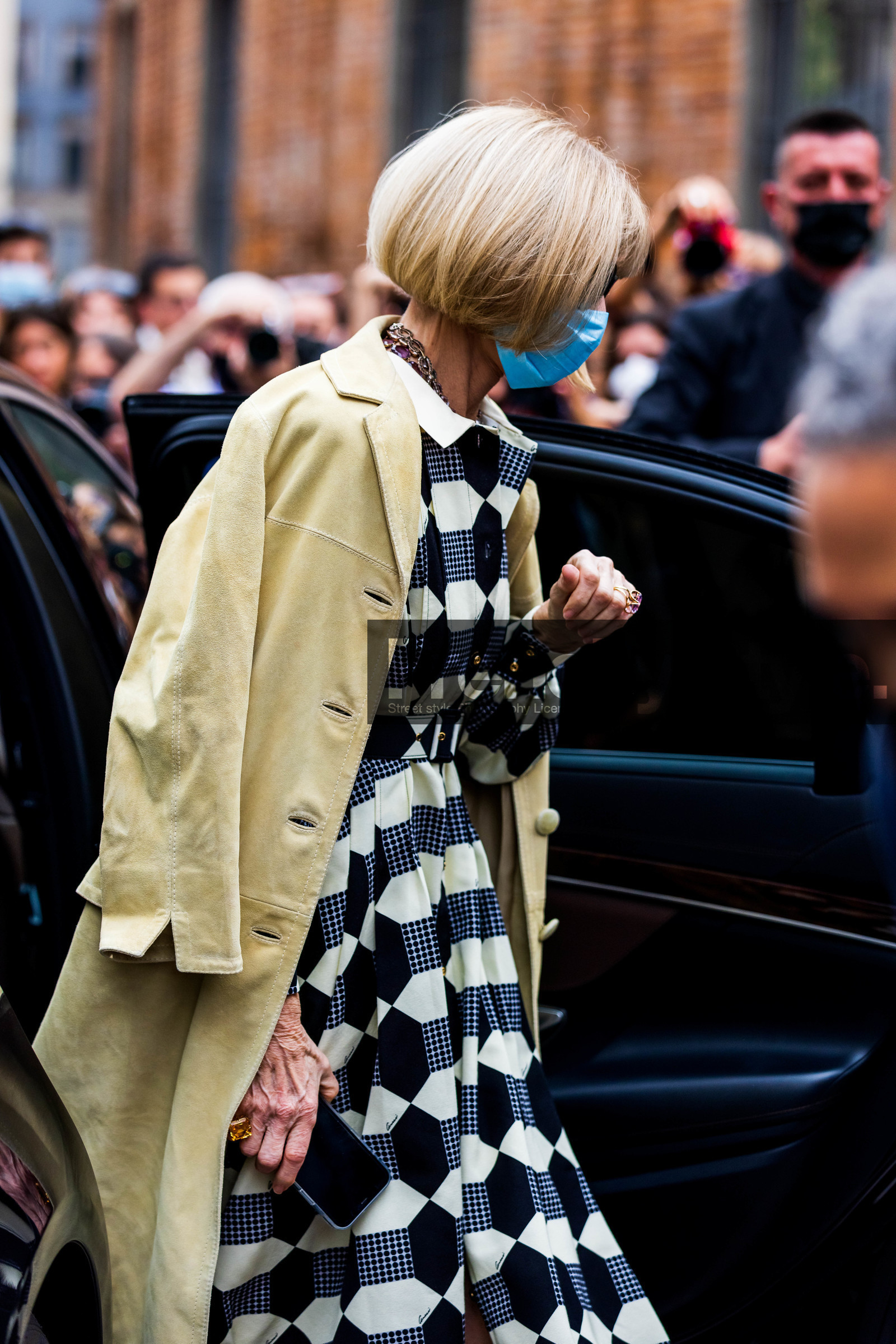 Anna Wintour, beige coat, belted dress, bicolor dress, black and white, coat, diamond print, dress, long coat, print, printed dress, suede coat, fashion week, frenchystyle, FW, jonathan paciullo, street style, SPRING SUMMER 2022, SS 22, MFW, MILAN, vertical, atmosphere details