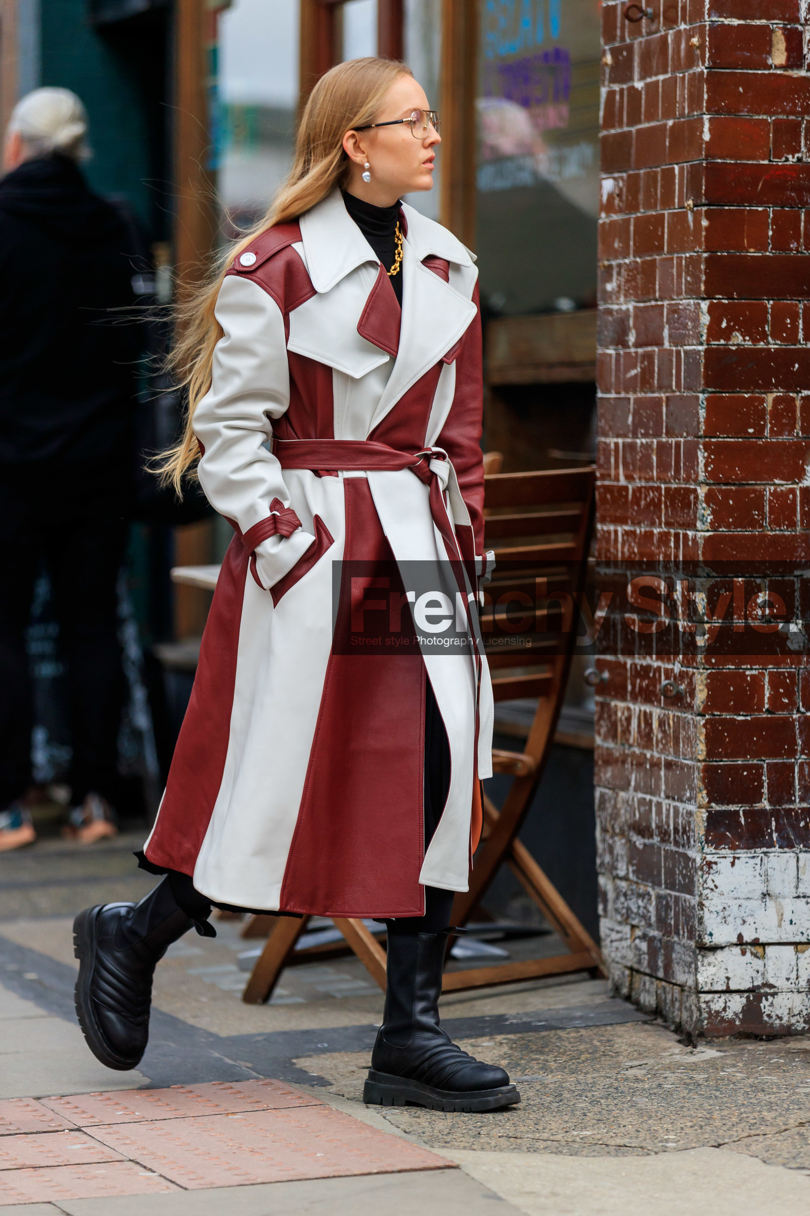alexandra carl, striped trenchcoat, white leather trenchcoat, burgundy leather trenchcoat, belted trench coat, black leather boots, quilted boots, flat boots, aviator glasses, metalic frame sunglasses, fashion week, frenchystyle, FW, jonathan paciullo, street style, LFW, LONDON, AUTUMN WINTER 2020-2021, FALL WINTER 2020-2021, FW 20-21, vertical, full length