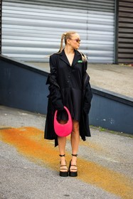 coperni dress, black dress, coperni, coperni bag, pink bag, black platform sandals, black trench, pink sunglasses, braid tails, regina anikiy, street style, jonathan paciullo, FW, frenchystyle, fashion week, AUTUMN WINTER 2022-2023, FALL WINTER 2022_2023, FW 22-23, PFW, PARIS, full length, vertical