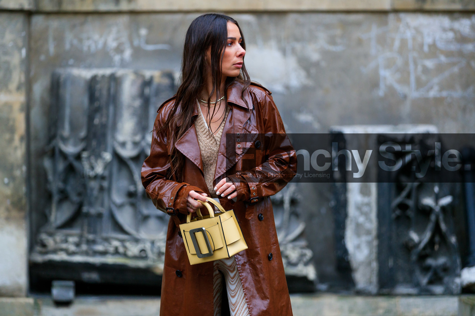 alice & j.s, alice barbier, brown leather trench coat, vinyl trenchcoat, polish trench coat, yellow leather bag, hand bag, big buckle bag, boyy bag, beige pullover, beige pants, geometrical printed pants, close up detail, fashion week, frenchystyle, FW, jonathan paciullo, street style, PFW, PARIS, horizontal, atmosphere details, detail