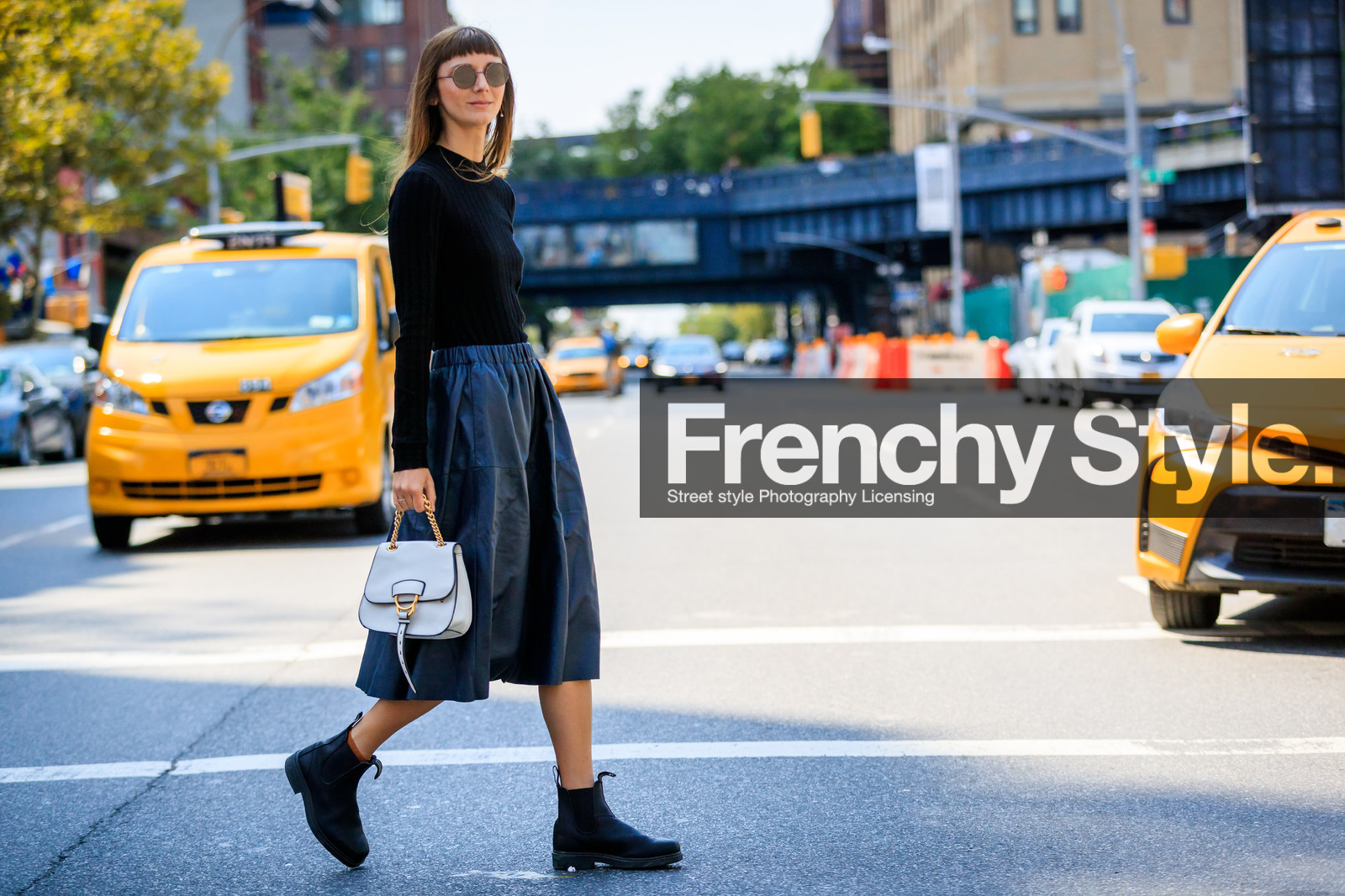 atmosphere details, black boots, black skirt, black sweater, brie welch, fashion week, frenchystyle, full length, FW, horizontal, jonathan paciullo, leather bag, leather skirt, NEW YORK, NYFW, SPRING SUMMER 2018, SS 18, street style, sunglasses, tone on tone, total look black, white bag