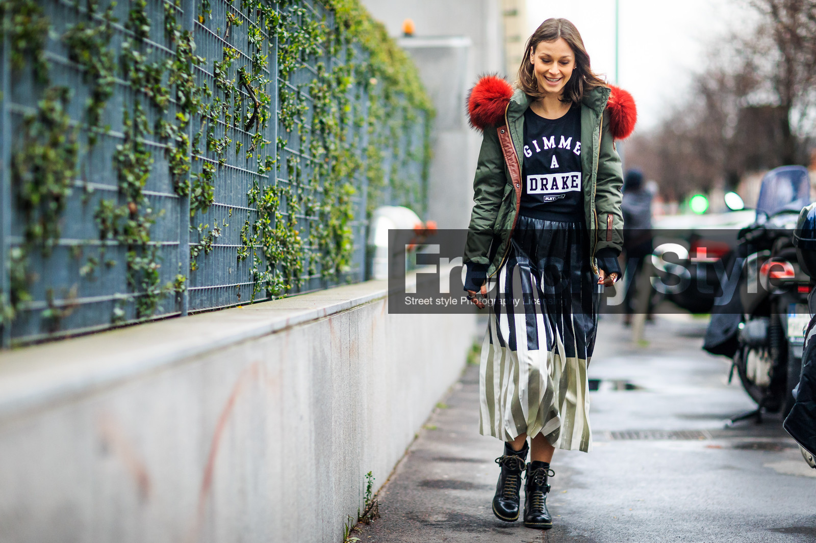 atmosphere details, AUTUMN WINTER 2016-2017, AW 16-17, black boots, black skirt, black t shirt, FALL WINTER 2016-2017, fashion week, frenchystyle, full length, fur collar, FW, FW 16-17, green jacket, horizontal, jonathan paciullo, kaki jacket, lace up shoes, leather boots, LFW, LONDON, MENSWEAR, message, pleated skirt, printed t shirt, red fur, street style, white skirt