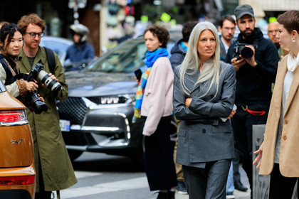 sarah harris, grey jacket, grey pants, grey suits, PARIS, PFW, SPRING SUMMER 2020, SS 20, fashion week, frenchystyle, FW, jonathan paciullo, street style, horizontal, atmosphere details, detail