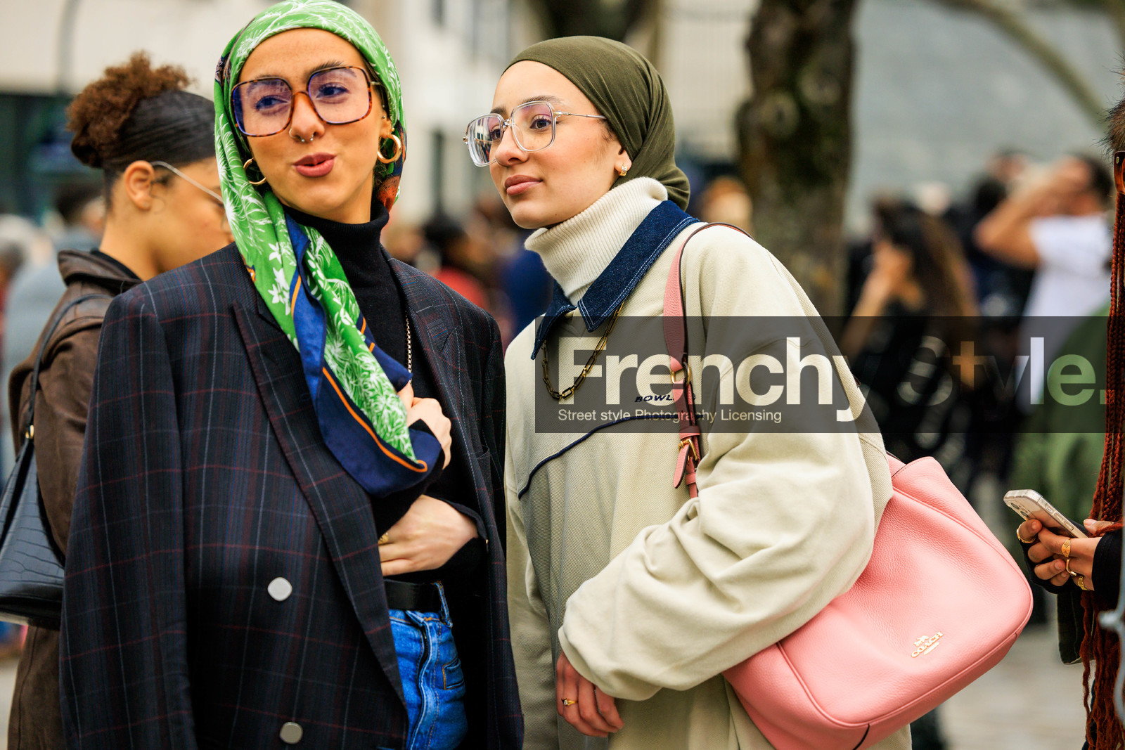 glasses, 80S glasses, head scarf, green scarf, printed scarf, closeup: golden loop, plaid blazer, navy blue blazer, black turtleneck, pink handbag, coach handbag, beige jumper, golden chain, street style, jonathan paciullo, FW, frenchystyle, fashion week, AUTUMN WINTER 2022-2023, FALL WINTER 2022_2023, FW 22-23, PFW, PARIS, horizontal, atmosphere details, detail