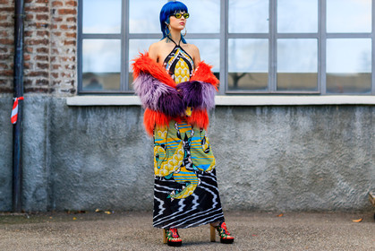 atmosphere details, AUTUMN WINTER 2017-2018, AW 17-18, blue hair, dyed hair, earrings, FALL WINTER 2017-2018, fashion week, frenchystyle, full length, FW, FW 17-18, graphic dress, high heels, horizontal, jonathan paciullo, leather shoes, MFW, MILAN, orange fur, printed dress, purple fur, sita abellan, street style, sunglasses