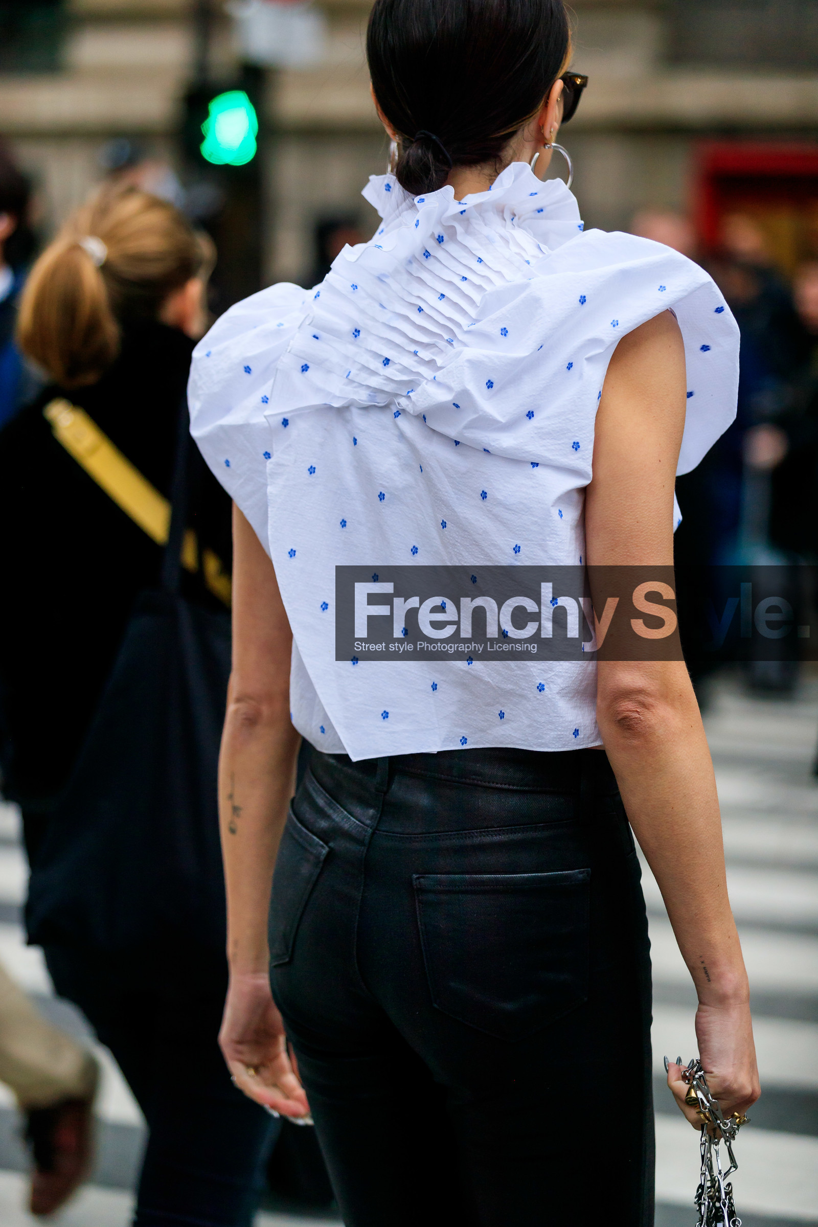 brittany xavier, white shirt, high collar shirt, floral embroidered shirt, short sleeves shirt, drape shirt, ruffle shirt, black leather pants, back details, fashion week, frenchystyle, FW, jonathan paciullo, street style, PFW, PARIS, AUTUMN WINTER 2020-2021, FALL WINTER 2020-2021, FW 20-21, vertical, atmosphere details, detail