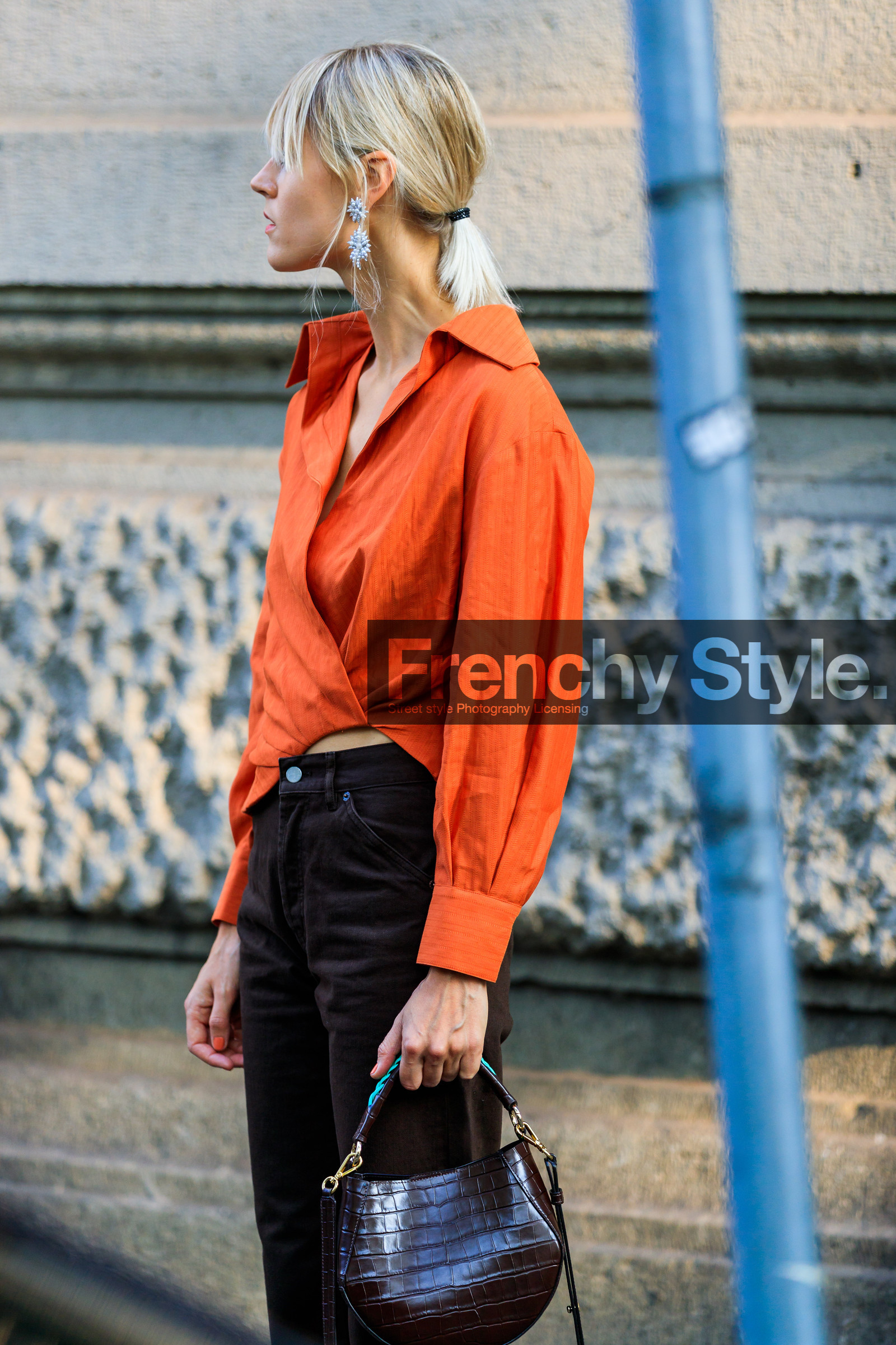 brown bag, brown denim, denim pants, earrings, jeans, leather bag, linda tol, orange shirt, trousers, fashion week, frenchystyle, FW, jonathan paciullo, street style, MFW, MILAN, SPRING SUMMER 2019, SS 19, vertical, atmosphere details, detail