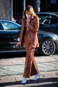 gucci jacket, gucci pants, gucci total look, gucci suits, three pieces suits, sleeveless jacket, monogrammed jacket, monogrammed pants, monogrammed suits, brown jacket, brown pants, brown suits, sparkling pants, sparkling suits, sparkling jacket, light blue shirt, white leather boots, high heels boots, fendi boots, anna dello russo, street style, jonathan paciullo, FW, frenchystyle, fashion week, MFW, MILAN, SPRING SUMMER 2021, SS 21, vertical, full length