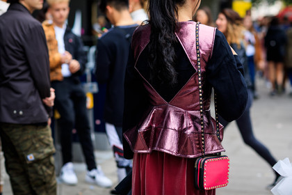 black sweater, fuschia, leather bag, metallic top, open back, pink bag, pink top, ponytail, shiny top, studs, fashion week, frenchystyle, FW, jonathan paciullo, street style, LFW, LONDON, SPRING SUMMER 2019, SS 19, atmosphere details, horizontal, detail