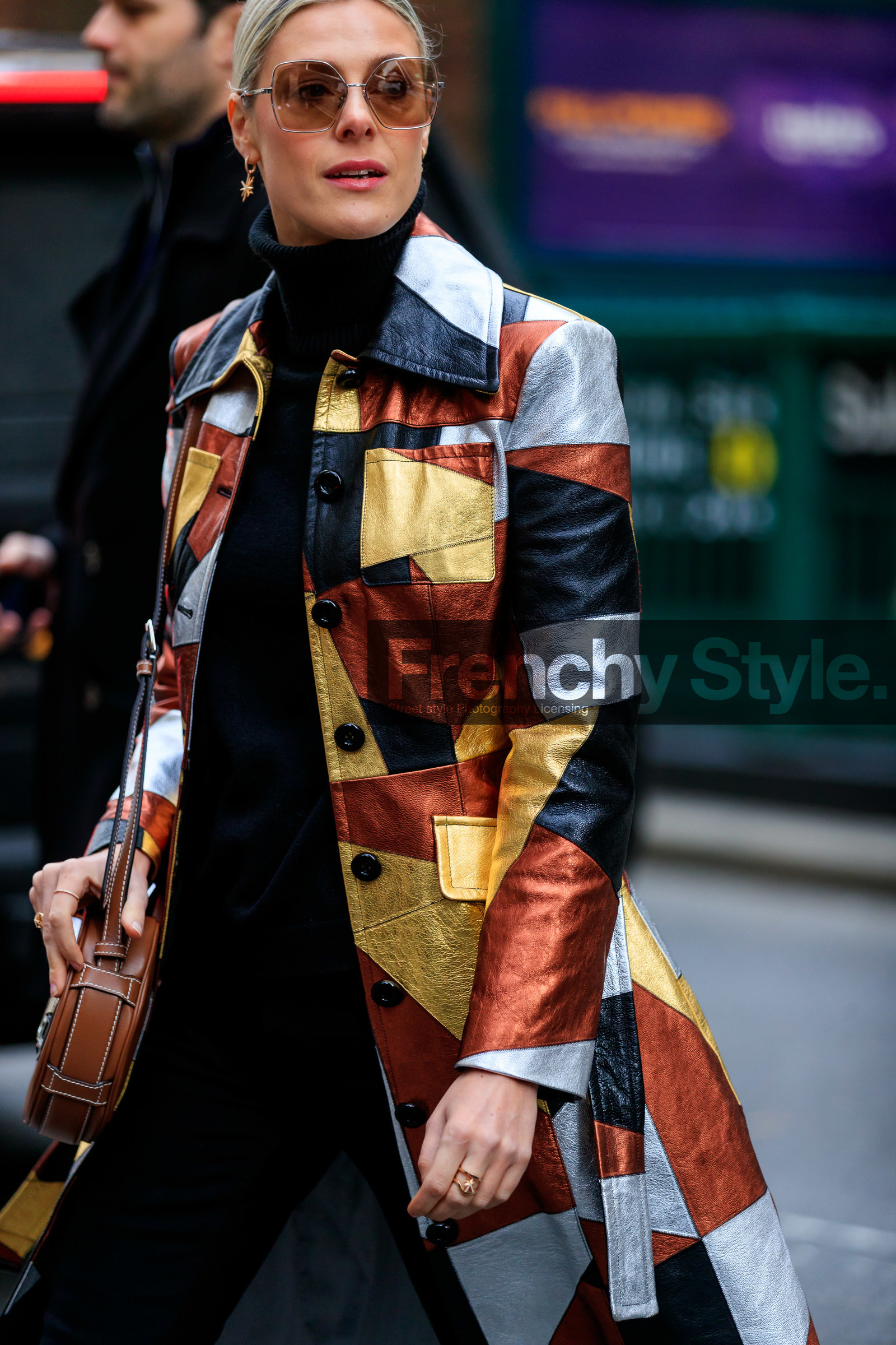 smoked sunglasses, metalic frame sunglasses, chanel sunglasses, golden jacket, silvered jacket, lurex jacket, metalic jacket, round shape bag, brown leather bag, patchwork jacket, fashion week, frenchystyle, FW, jonathan paciullo, street style, NYFW, NEW YORK, AUTUMN WINTER 2020-2021, FALL WINTER 2020-2021, FW 20-21, vertical, atmosphere details, detail