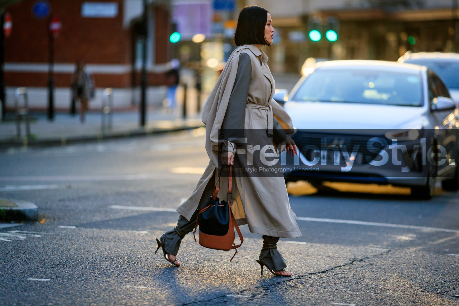 Tiffany Hsu, kaki jacket, light beige trench coat, openwork trenchcoat, split sleeves, belted trench coat, black leather bag, camel leather bag, bucket bag, bicolor bag, loewe bag, kaki leather sandals, high heels sandals, animal skin sandals, fashion week, frenchystyle, FW, jonathan paciullo, street style, LFW, LONDON, AUTUMN WINTER 2020-2021, FALL WINTER 2020-2021, FW 20-21, horizontal, atmosphere details, full length