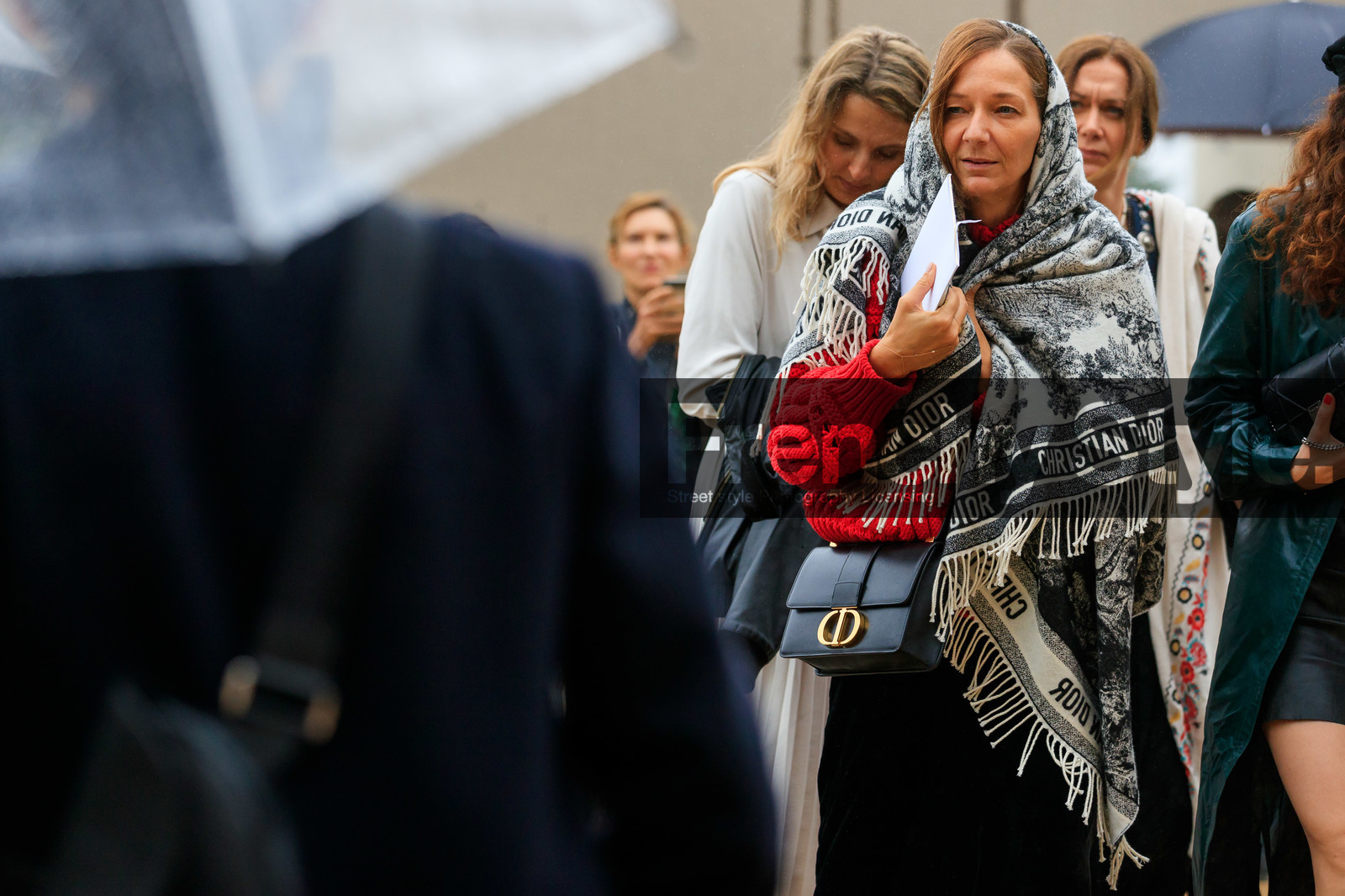 black leather bag, golden buckle bag, dior bag, white scarf, printed scarf, black and white scarf, woolen scarf, fringe scarf, 30 montaigne bag, fashion week, frenchystyle, FW, jonathan paciullo, street style, SPRING SUMMER 2020, SS 20, PFW, PARIS, horizontal, atmosphere details, detail