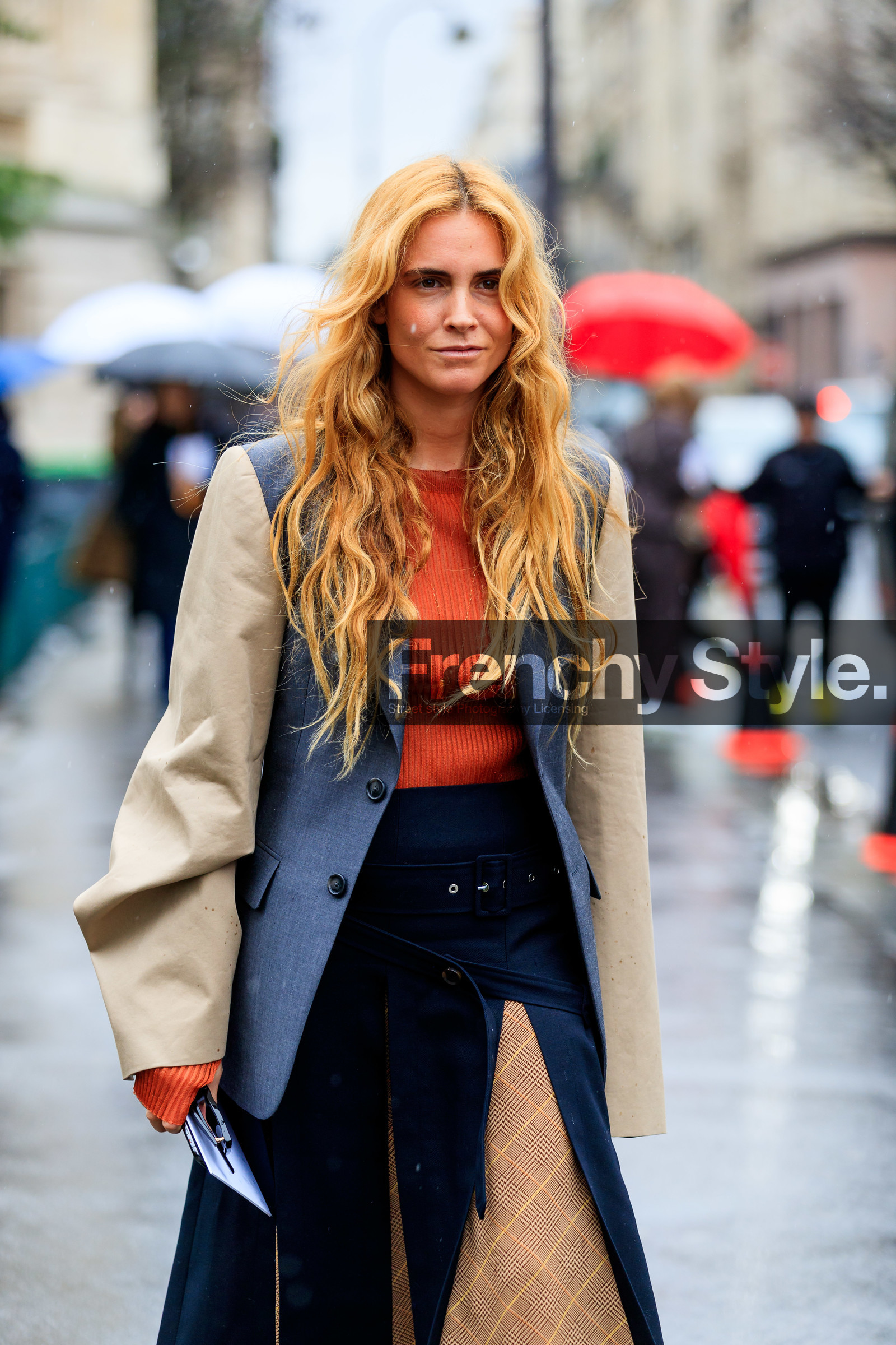 blanca miro scrimieri, orange pullover, grey jacket, beige jacket, bicolor jacket, oversize sleeves, pleated skirt, black skirt, beige skirt, checked skirt, bicolor skirt, margiela skirt, margiela jacket, margiela look, fashion week, frenchystyle, FW, jonathan paciullo, street style, PFW, PARIS, AUTUMN WINTER 2020-2021, FALL WINTER 2020-2021, FW 20-21, vertical, atmosphere details, detail