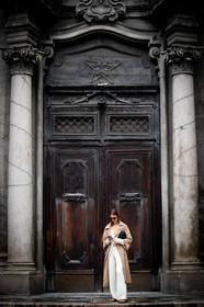 beige trench coat, camel trenchcoat, white top, white pants, knit pants, knitwear, laced top, asymmetrical top, cropped top, scale sunglasses, bottega veneta sunglasses, black sandals, flat sandals, flip flop shoes, silvered necklace, multi necklace, jacqueline zelwis, street style, jonathan paciullo, FW, frenchystyle, fashion week, MFW, MILAN, SPRING SUMMER 2021, SS 21, vertical, full length