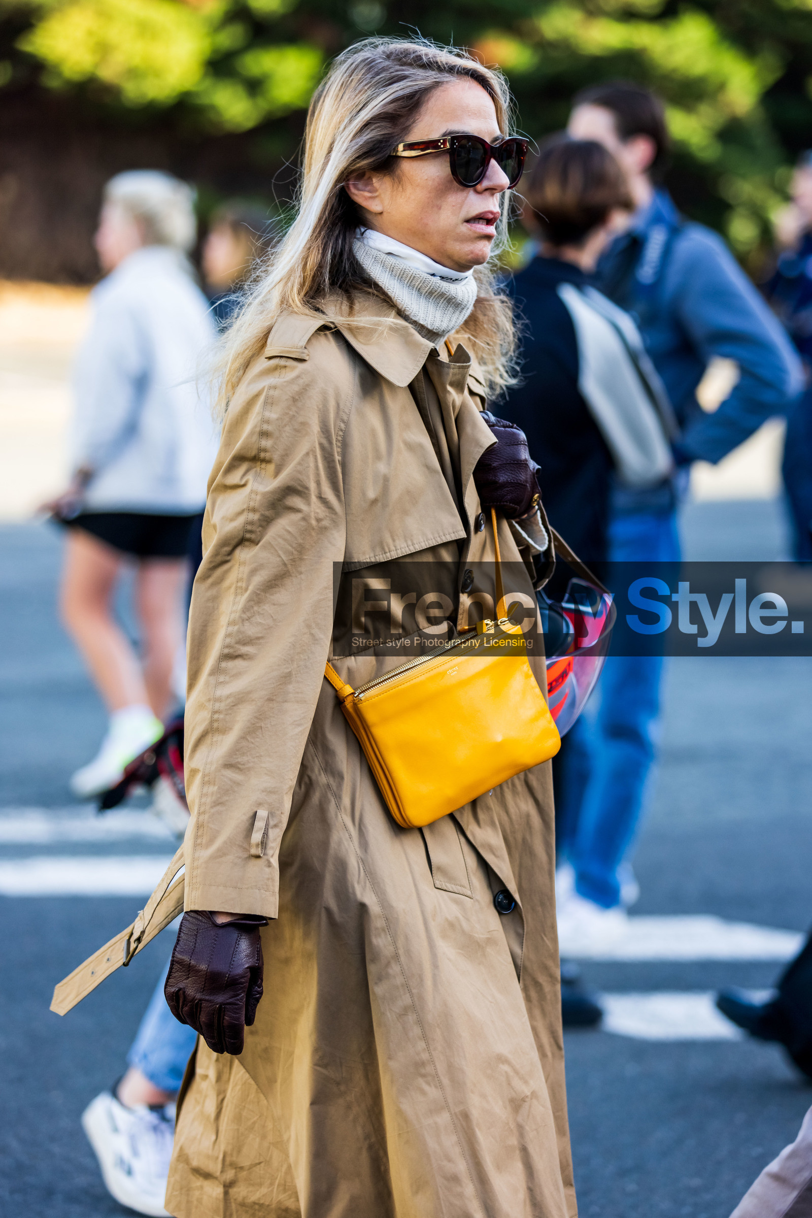 bag, beige trenchcoat, brown gloves, celine bag, gloves, leather gloves, sunglasses, trenchcoat, yellow bag, street style, jonathan paciullo, FW, frenchystyle, fashion week, PFW, PARIS, SPRING SUMMER 2022, SS 22, vertical, atmosphere details