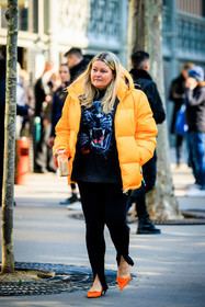 puffed jacket, winter jacket, orange jacket, riger shirt, printed shirt, black tshirt, black leggins, orange slingback, prada slingback, street style, jonathan paciullo, FW, frenchystyle, fashion week, AUTUMN WINTER 2022-2023, FALL WINTER 2022_2023, FW 22-23, PARIS, PFW, full length, vertical