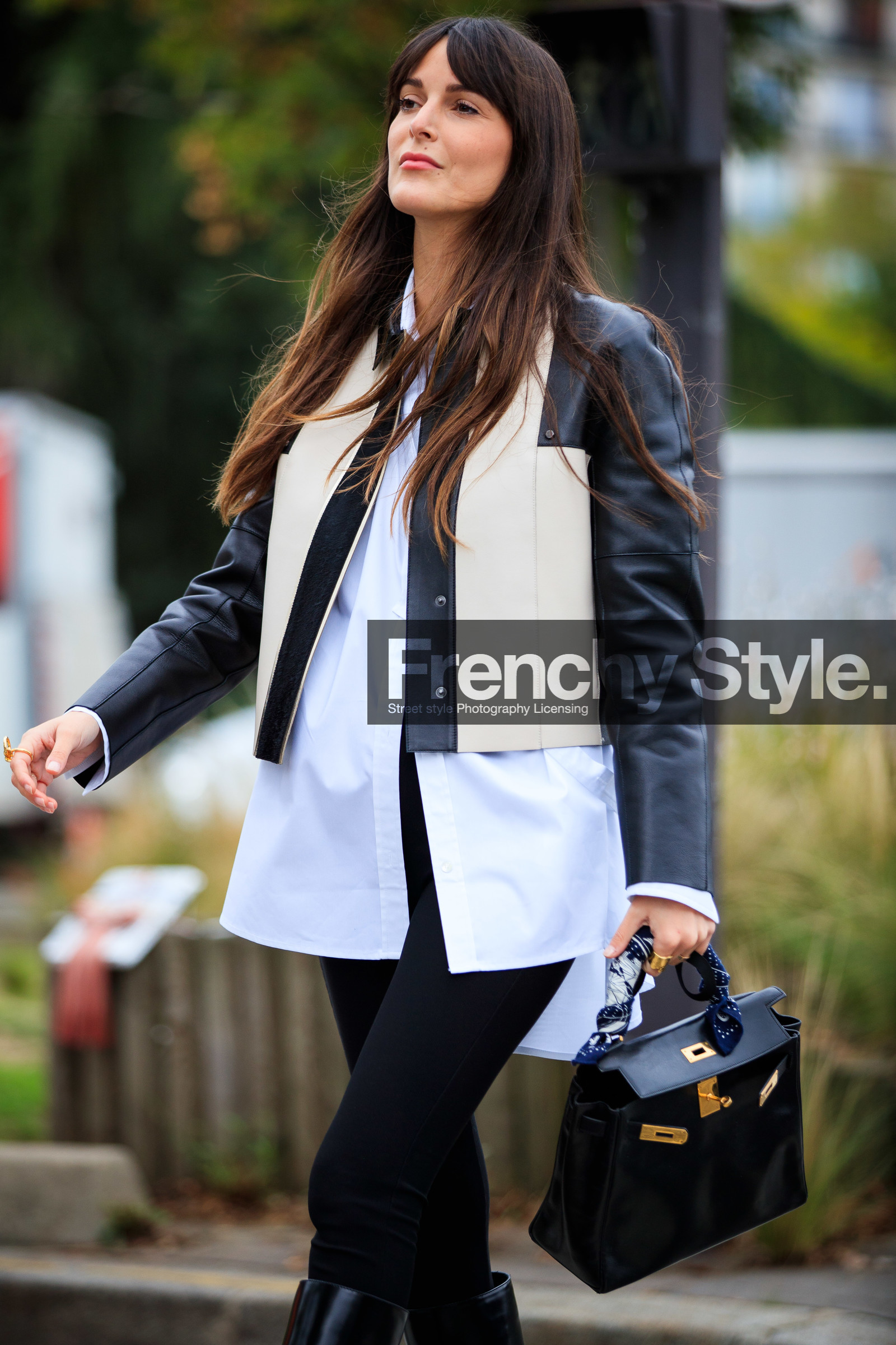 leia sfez, white leather jacket, black leather bag, black leather boots, black legging, light blue shirt, bicolor jacket, button jacket, hermes bag, birkin hermes bag, bandana, navy blue bandana, hand bag, fashion week, frenchystyle, FW, jonathan paciullo, street style, PFW, PARIS, SPRING SUMMER 2021, SS 21, vertical, atmosphere details, detail