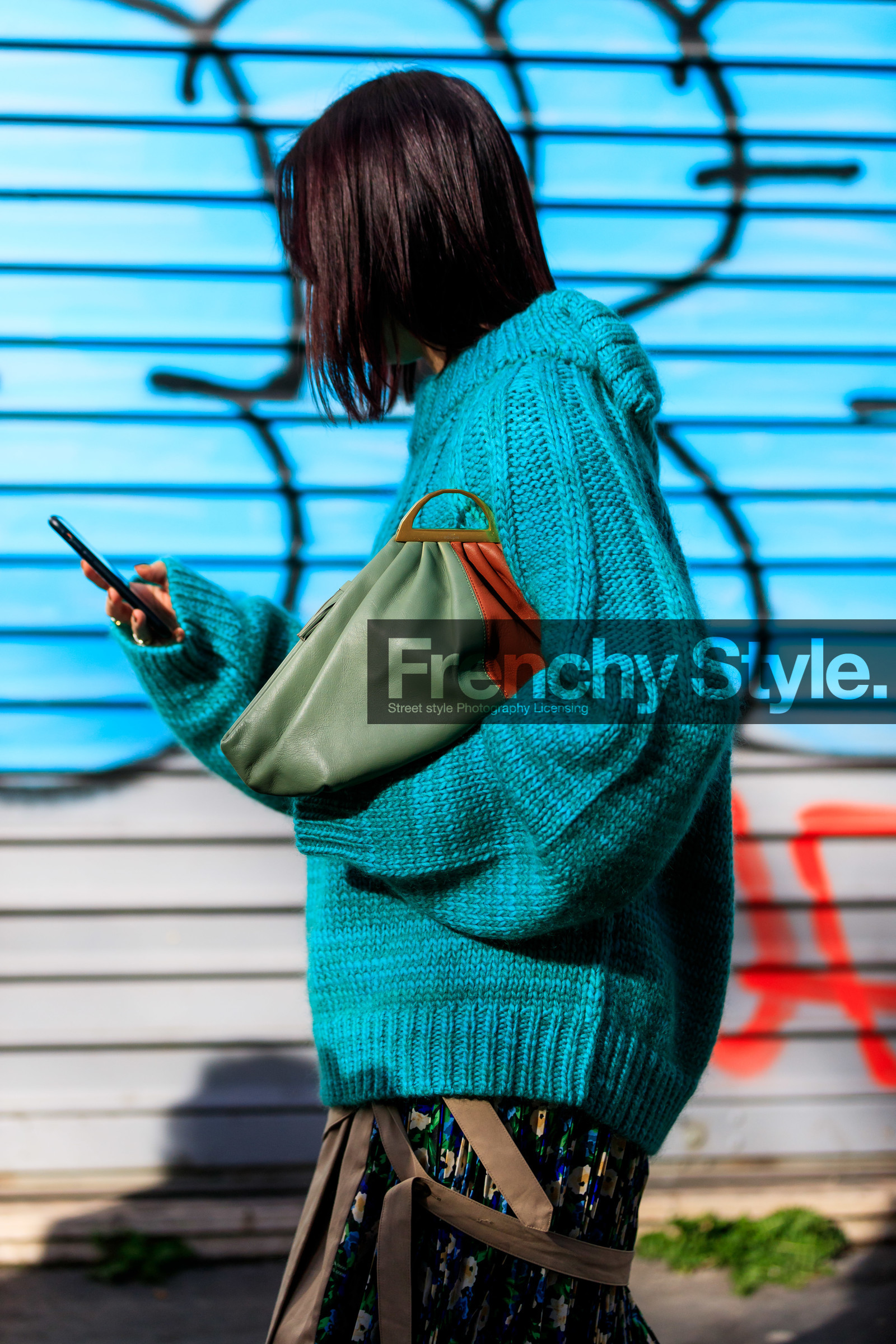 light blue pullover, bicolor bag, light green leather bag, camel leather bag, floral printed skirt, pleated skirt, fashion week, frenchystyle, FW, jonathan paciullo, street style, PFW, PARIS, AUTUMN WINTER 2020-2021, FALL WINTER 2020-2021, FW 20-21, vertical, atmosphere details, detail