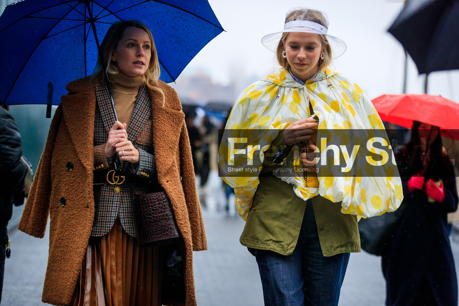 alligator, beige sweater, black belt, blazer, blue denim, brown bag, brown coat, brown jacket, brown skirt, chanel, checked, denim pants, graphic jacket, green jacket, gucci, houndstooth pattern, jeans, leather bag, over the shoulder, plaid, pleated skirt, printed jacket, rain jacket, transaprent hat, trousers, umbrella, white jacket, yellow jacket, street style, jonathan paciullo, FW, frenchystyle, fashion week, NYFW, NEW YORK, AUTUMN WINTER 2018-2019, AW 18-19, FALL WINTER 2018-2019, FW 18-19, atmosphere details, horizontal, detail, chloe king