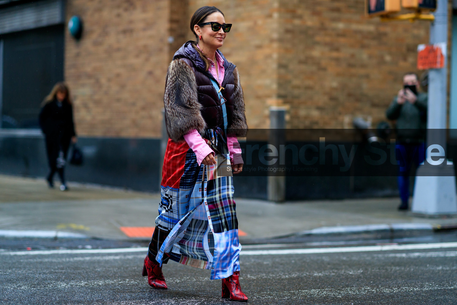 fur coat, brown coat, down jacket, checked skirt, satin skirt, silk skirt, split skirt, multicolor skirt, red skirt, blue skirt, navy blue skirt, pink shirt, red earring, hoop earrings, red leather boots, animal skin boots, fashion week, frenchystyle, FW, jonathan paciullo, street style, NYFW, NEW YORK, AUTUMN WINTER 2020-2021, FALL WINTER 2020-2021, FW 20-21, horizontal, atmosphere details, full length