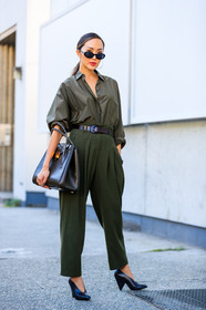 black shoes, Chriselle Lim, fashion week, frenchystyle, full length, FW, green bag, green pants, green shirt, high heels, high waist, jonathan paciullo, leather bag, leather shoes, NEW YORK, NYFW, SPRING SUMMER 2018, SS 18, street style, sunglasses, tone on tone, total look green, trousers, vertical