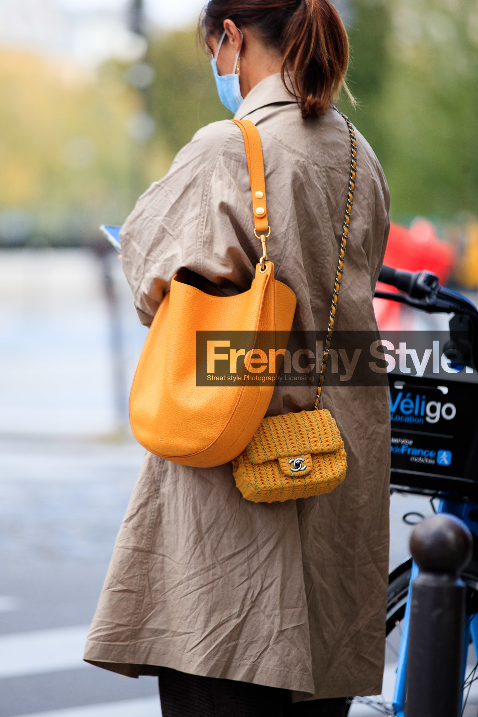 back details, bag detail, yellow leather bag, celine bag, chanel bag, crossbody bag, mini bag, plaited bag, round shape bag, shoulder bag, covid face mask, PARIS, PFW, fashion week, frenchystyle, FW, jonathan paciullo, street style, SPRING SUMMER 2021, SS 21, vertical, atmosphere details, detail