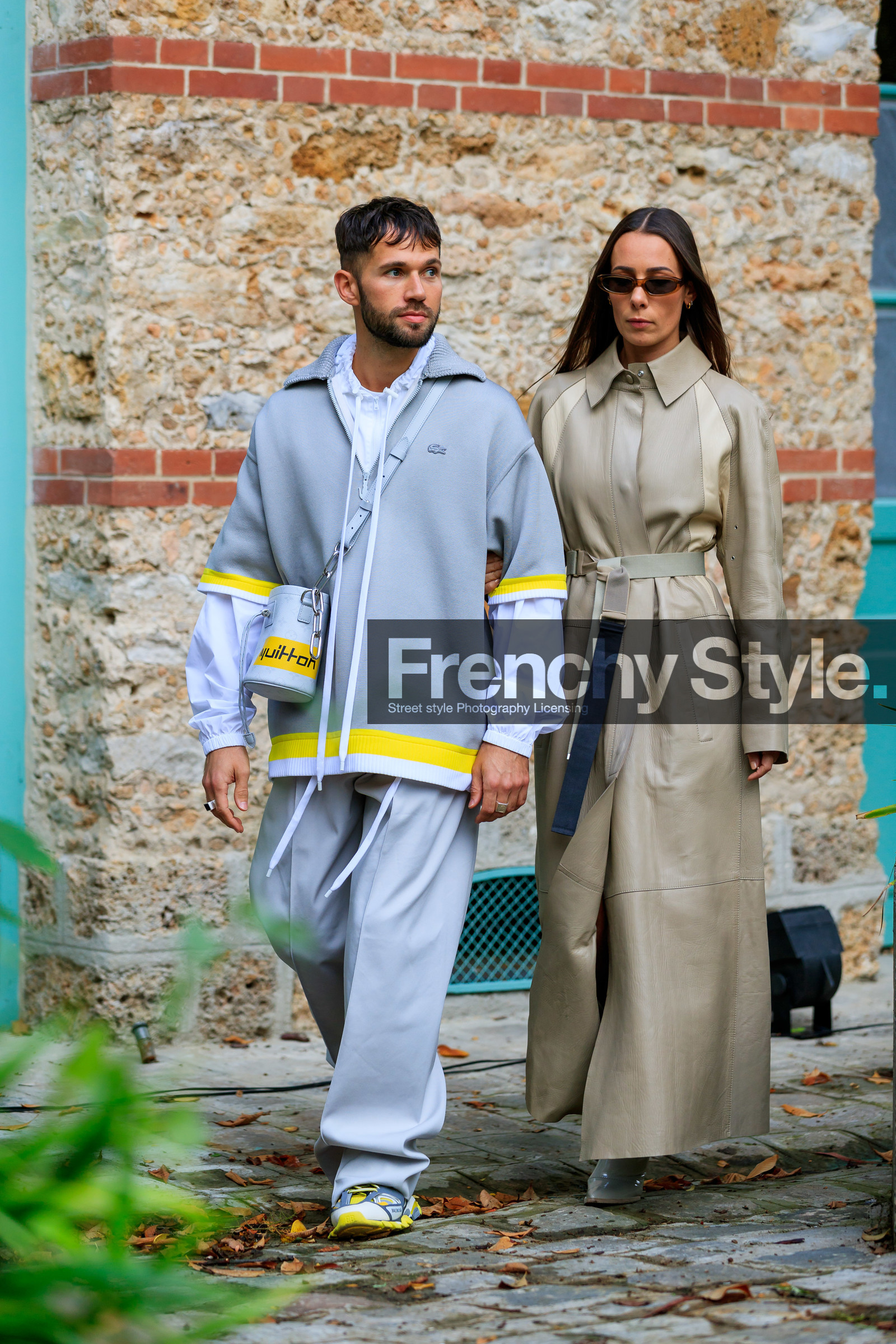 alice & j.s, alice barbier, JS roques, lacoste jacket, lacoste pullover, lacoste total look, lacoste coat, lacoste trenchcoat, lacoste pants, light grey jacket, light grey pullover, light grey pants, white shirt, raincoat, beige leather trench coat, belted trench coat, crossbody bag, bucket bag, light grey leather bag, louis vuitton bag, monogrammed bag, futurist shape sunglasses, small sunglasses, polish boots, beige boots, low boots, yellow hoodie, yellow jacket, yellow sweatshirt, PARIS, PFW, SPRING SUMMER 2020, SS 20, fashion week, frenchystyle, FW, jonathan paciullo, street style, vertical, full length