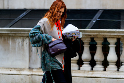 graphic sweater, jil sander, leather bag, purple bag, trousers, street style, jonathan paciullo, FW, frenchystyle, fashion week, LFW, LONDON, AUTUMN WINTER 2019-2020, AW 19-20, FW 19-20, FALL WINTER 2019-2020, horizontal, atmosphere details, detail